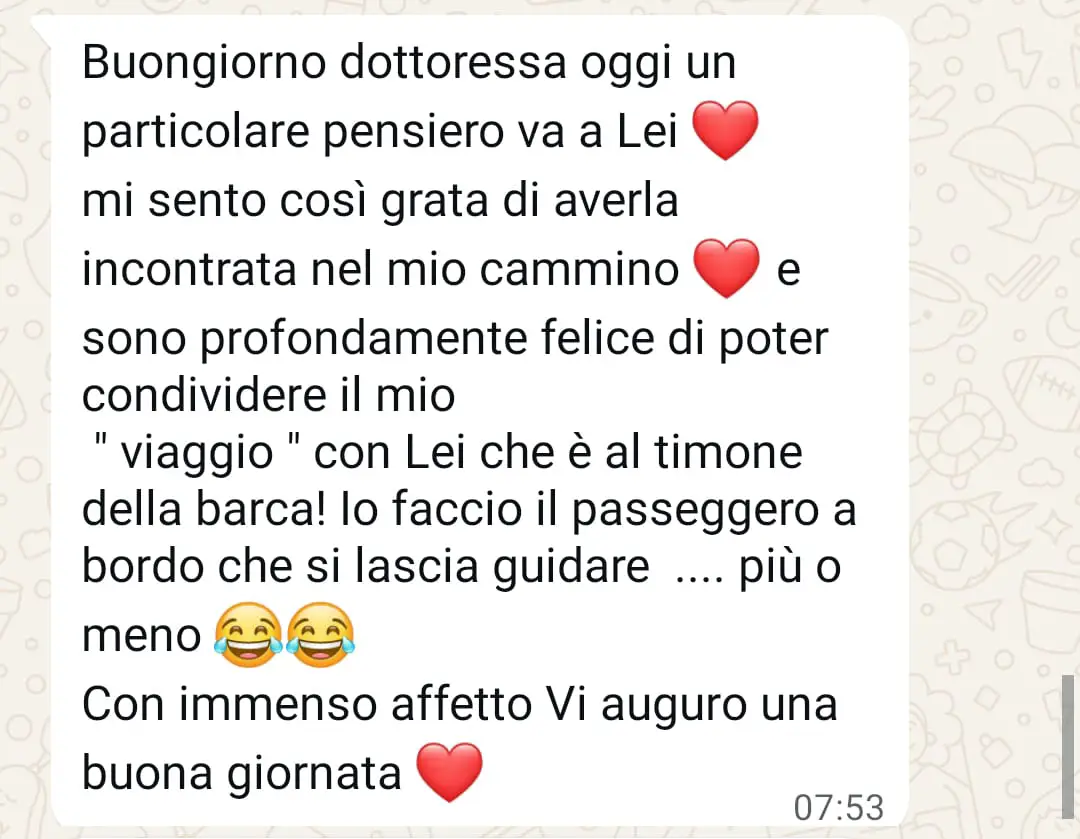 Testimonianza di una donna che esprime profonda gratitudine alla psicologa per averla accompagnata in un viaggio di crescita personale, descrivendola come guida al timone del suo percorso di rinascita.