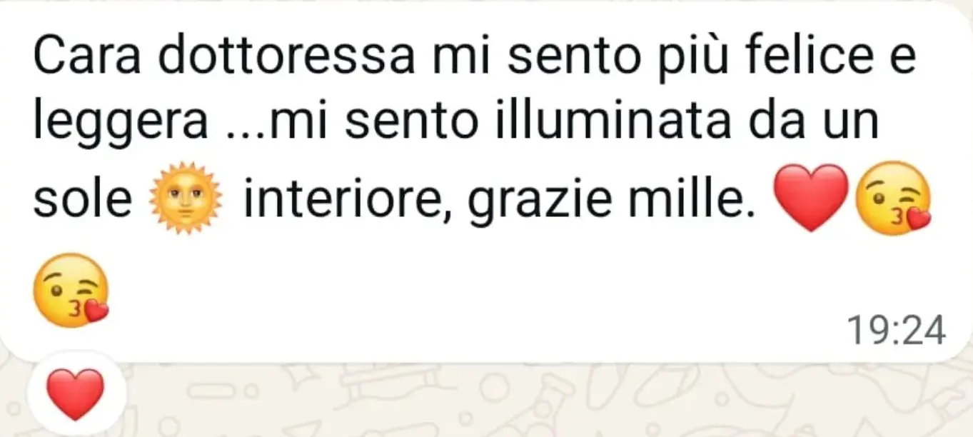 Testimonianza di una donna che si sente più felice e leggera, illuminata da un sole interiore dopo il percorso di guarigione emotiva con il Metodo Prosperi.